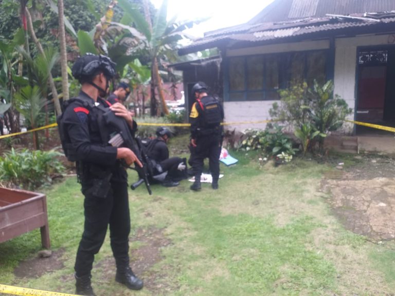 Tim gabungan TNI-Polri Purbalingga berhasil mengamankan granat aktif dan ratusan amunisi berbagai jenis yang ditemukan warga di Mrebet.