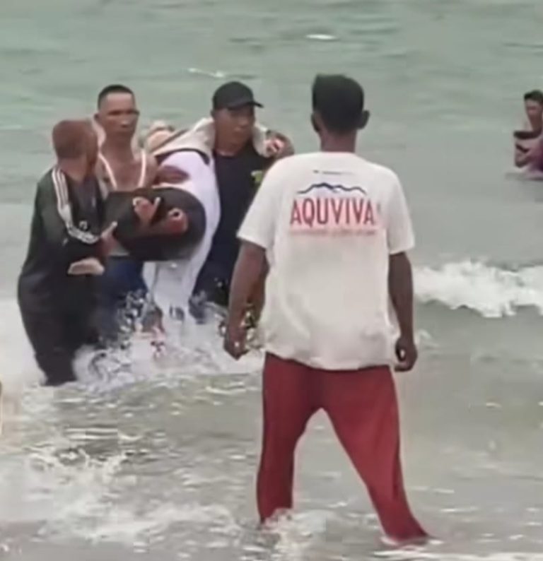 Foto: Evakuasi korban tenggelam kapal wisata di Pulau Tikus Bengkulu.