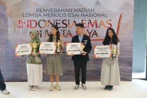 Tamara-Rizkyanu-Arta-Siswa-SMAN-1-Bukateja-Juara-Esai-Nasional-yang-Soroti-Masa-Depan-Bangsa-3-300x200.jpeg